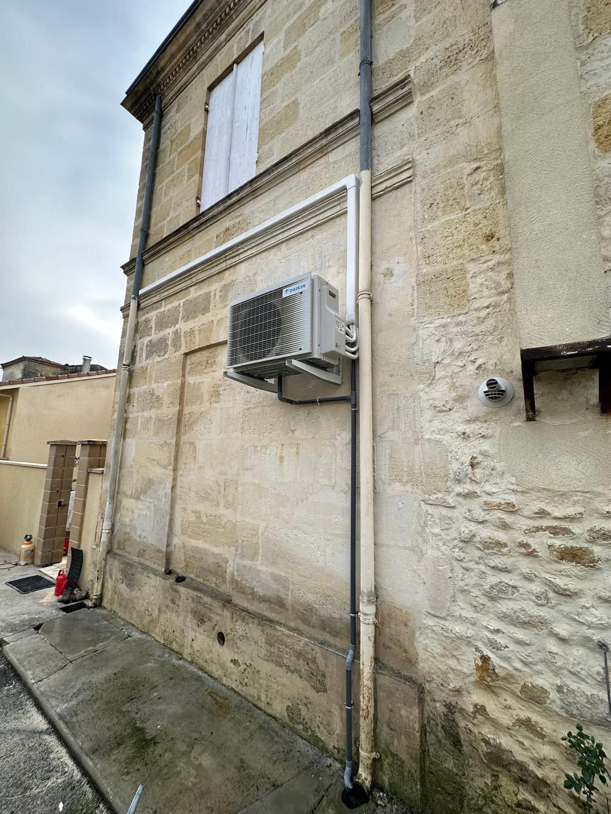 Climatisation Panasonic dans chambre aux tons bleus